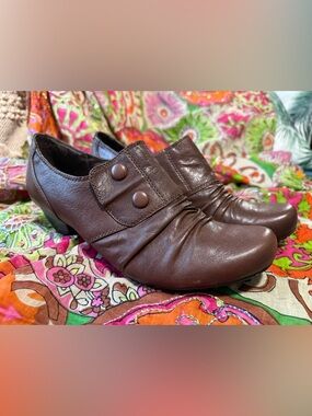 Bare Traps Brown Leather Slip-On Shoe with Button Detail (10-nwt)